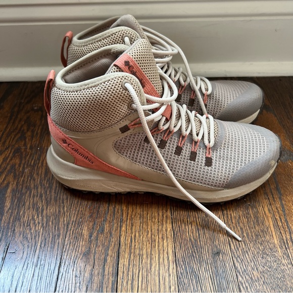 Columbia women’s hiking boots, 8.5 - Picture 2 of 6